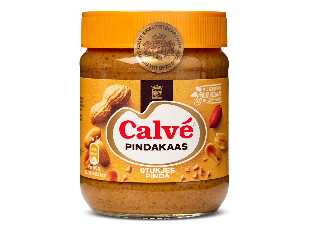 Pot pindakaas met stukjes pinda, met een geel etiket en oranje deksel.