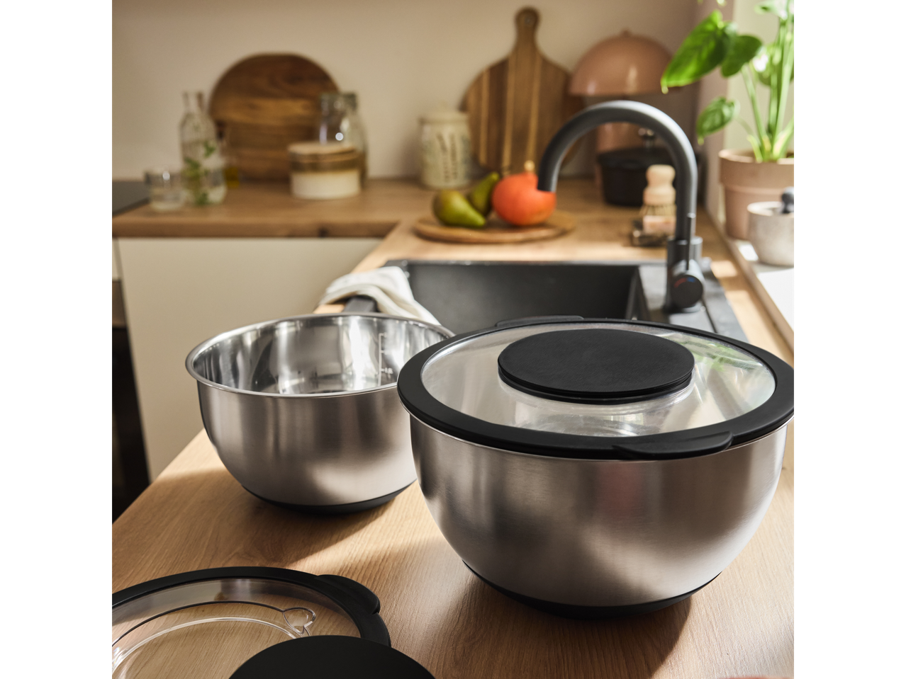 Boluri de amestecare Silvercrest® Premium pe un blat de bucătărie din lemn.
