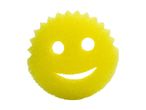 Gul smiley-formet skuresvamp på hvid baggrund.