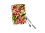 Prosciutto, salami en gegrilde groenten op een schaal.