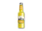 En gul Breezer Sweet Pineapple flaske med en hvid etiket og sølvhætte.
