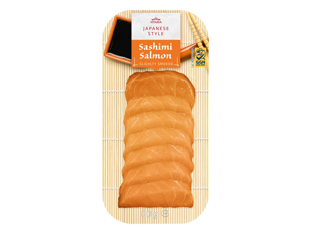 Saumon sashimi légèrement fumé de style japonais sur un tapis de bambou, avec une coupelle de sauce soja.