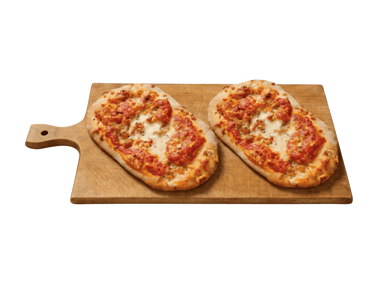Kaksi soikeaa pizzapohjaa tomaattikastikkeella ja juustolla puisella leikkuulaudalla.