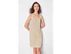 Model purtând o rochie bej deschisă.