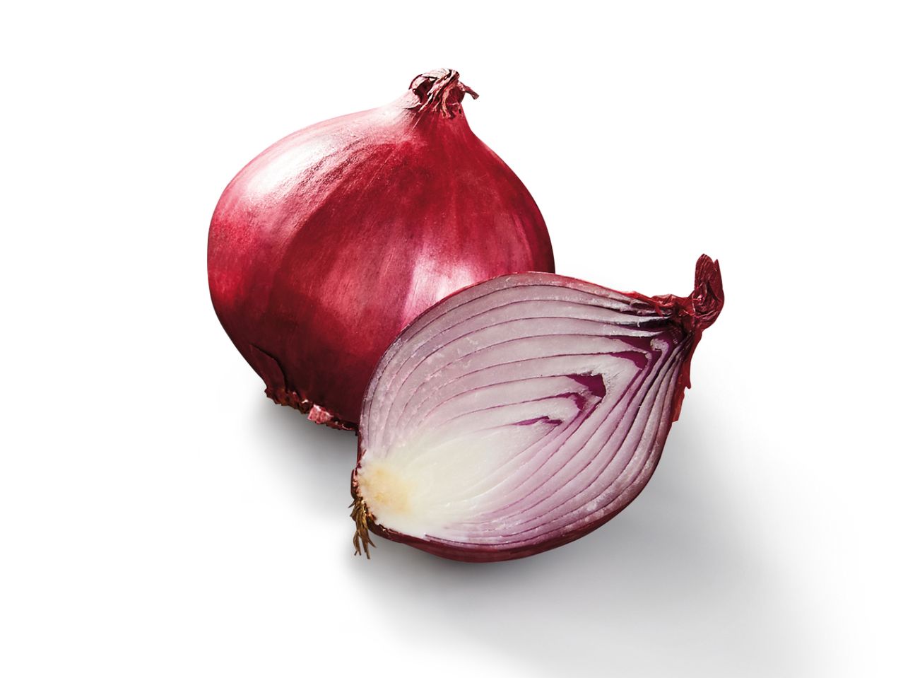 Eine rote Zwiebel und eine Hälfte davon liegen auf weißem Hintergrund.