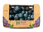 Een 125g punnet Bio Blauwe Bessen op een zwarte achtergrond.