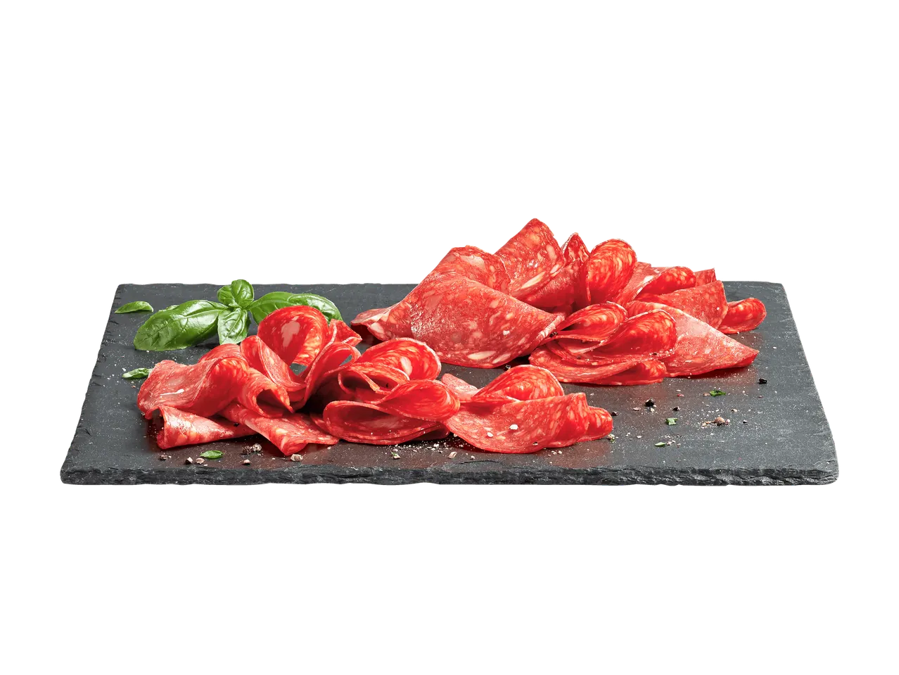 Tranches de salami et de chorizo sur une ardoise foncée, garnies de feuilles de basilic.