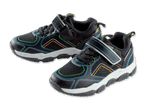 Ein Paar schwarze Kindersportschuhe mit bunten Akzenten