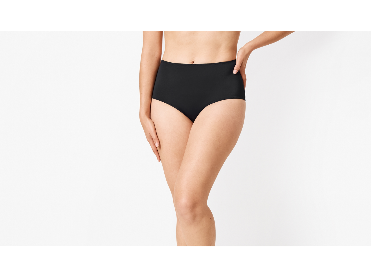 Mulher com cuecas de cintura alta pretas ESMARA.