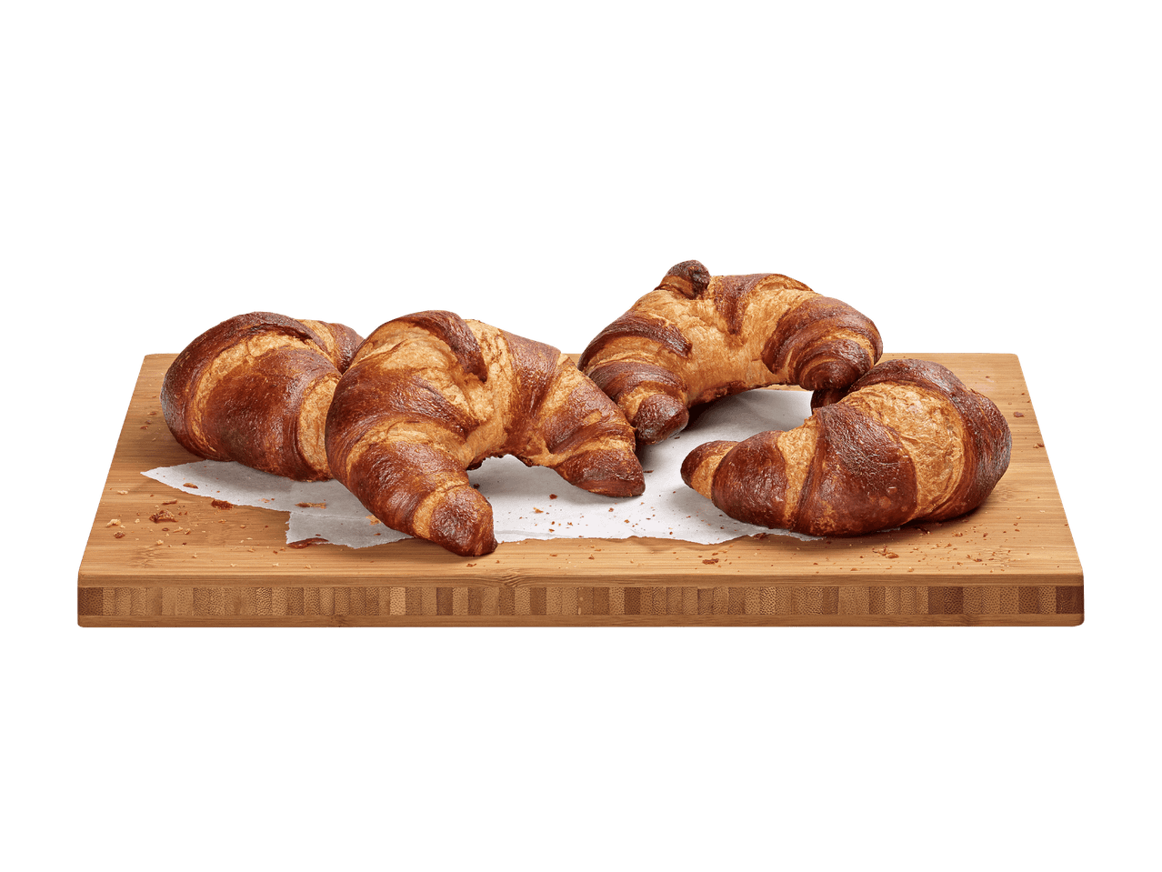 Quatre croissants dorés et croustillants sur une planche à découper en bois.