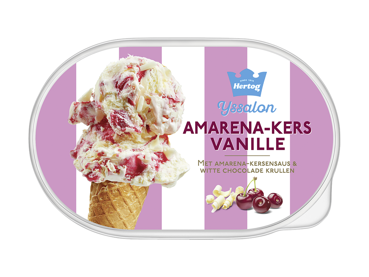 Vanille-ijs met amarene kersensaus en witte chocolade krullen in een wafel hoorntje.