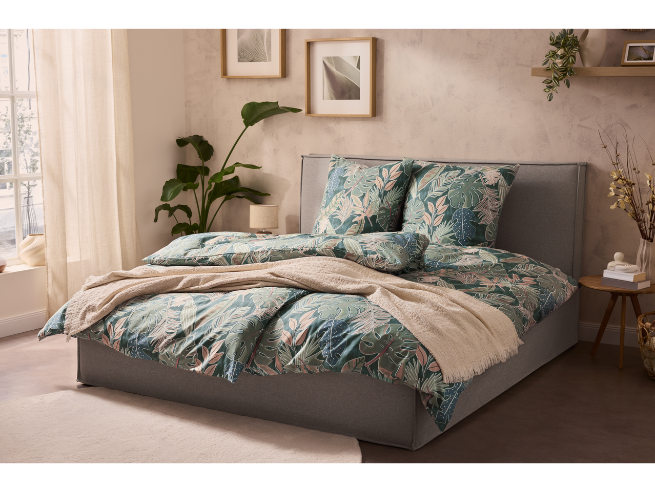 LIVARNO Renforcé-Bettwäsche em tamanho normal com estampa de folhas num quarto acolhedor.