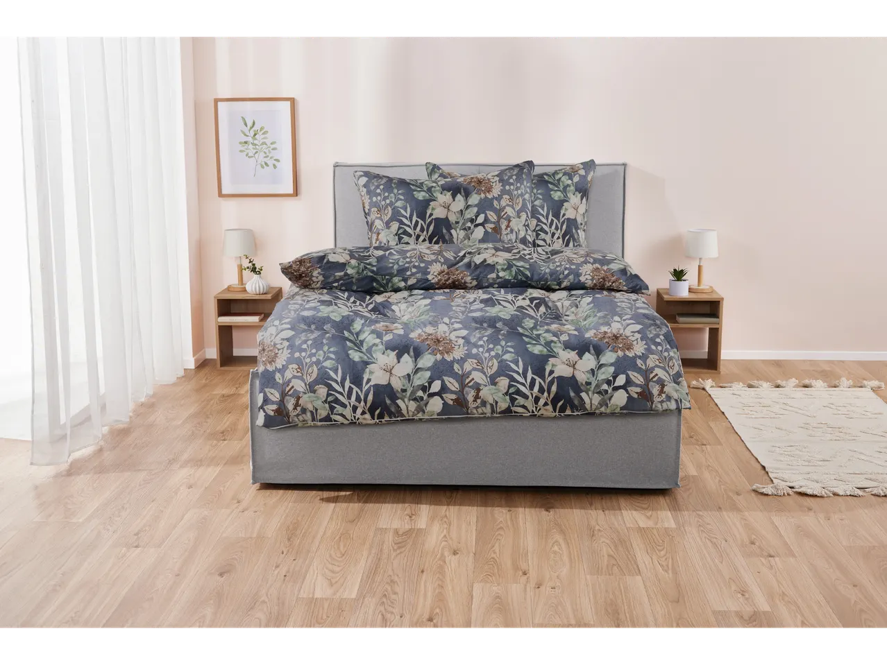 Set de pat cu model floral pe un pat modern într-o cameră de dormitor.