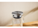 Carafă de apă sau suc de fructe SILVERCREST cu capac metalic pe o masă de lemn