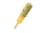 Gelado premium Gelatelli no palito, com cobertura verde rachada e centro laranja, em fundo preto.