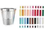 Acessórios de costura: Um dedal prateado e uma variedade de bobinas de linha coloridas.
