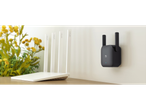 Xiaomi Mi Wi-Fi Range Extender Pro i bijeli ruter na stolu.