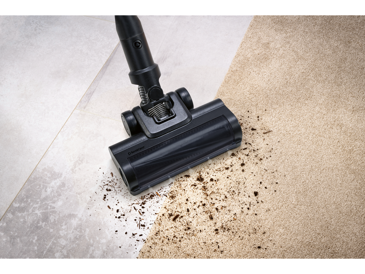Silvercrest® 2 u 1 bežični usisivač čisti prljavštinu sa tepiha i pločica.