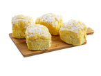 Quatro Pães de Deus, polvilhados com açúcar em pó, numa tábua de madeira.
