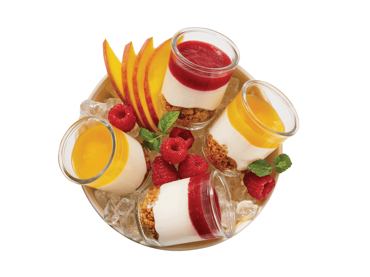 Vier Gläser mit Schichtdessert, garniert mit Himbeeren, Minze und Mangoscheiben auf Eis.