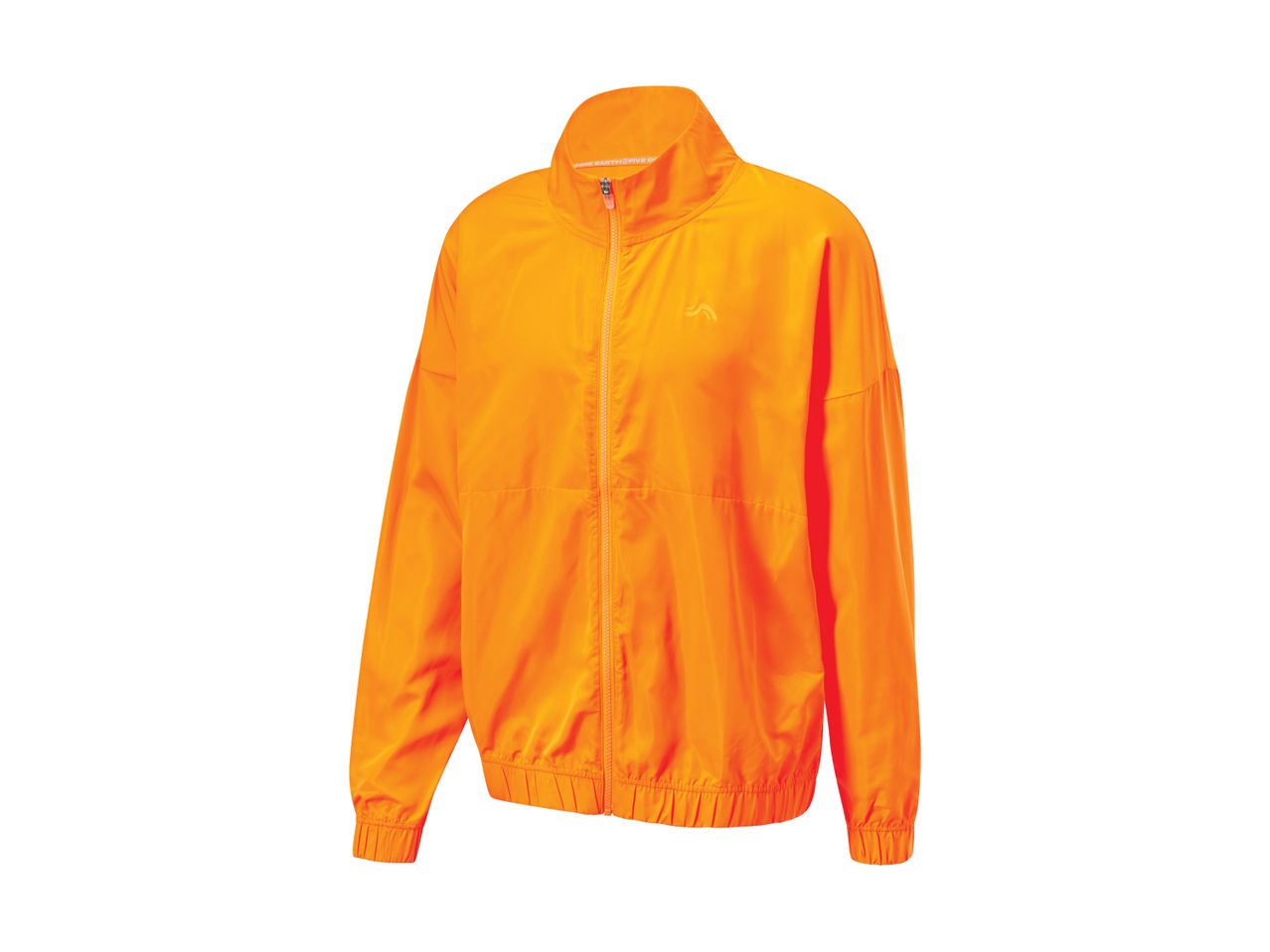 En orange Puma vindjakke.