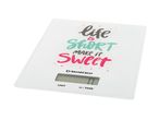 En hvid digital køkkenvægt med teksten 'Life is short, make it sweet'.
