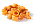 Een mix van oranje snacks, waaronder ringen, staafjes en andere vormen, op een donkere achtergrond.