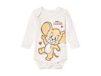 En babybody i off-white med et tryk af Jerry fra Tom og Jerry og teksten 'Too cute'.
