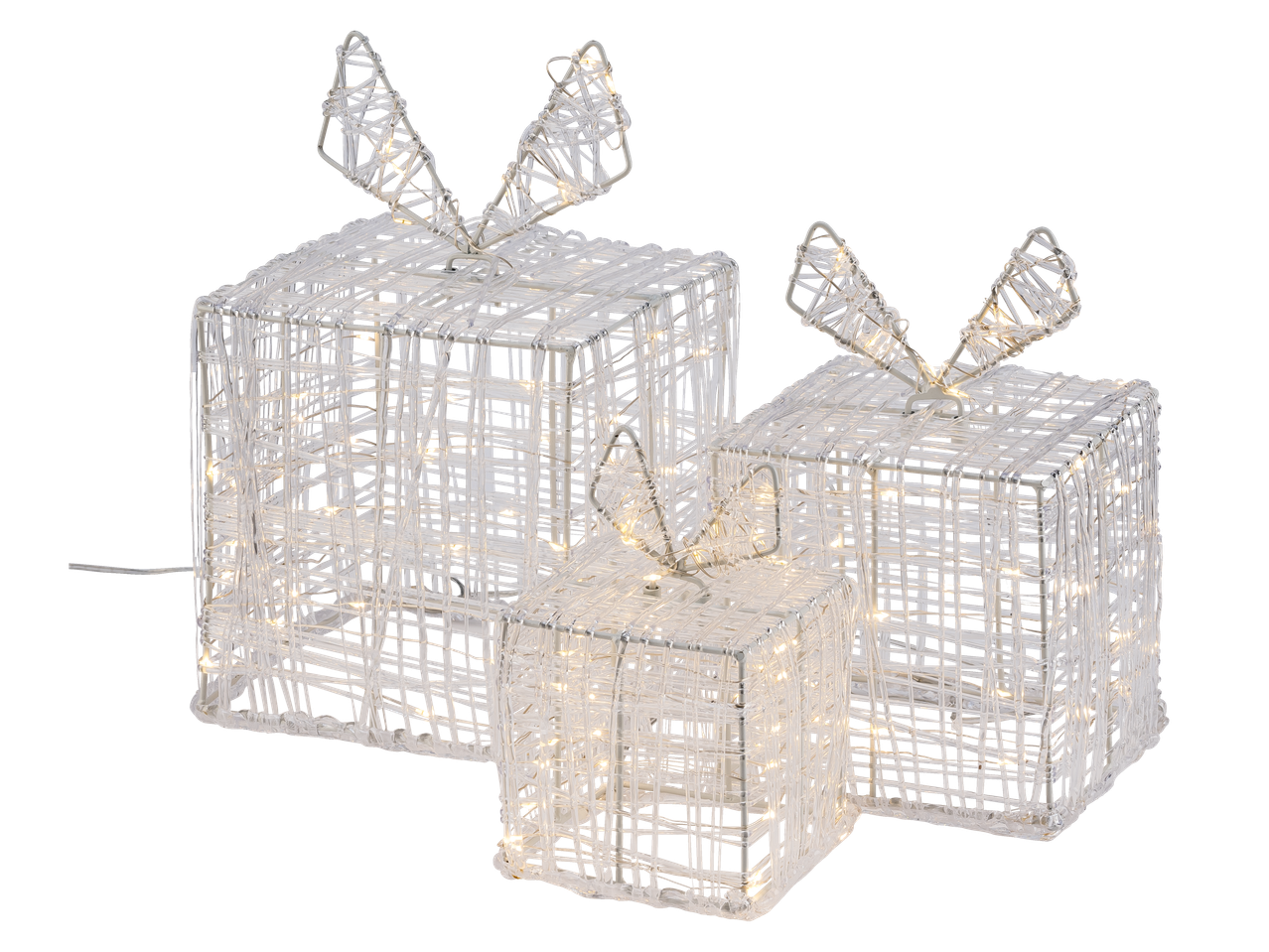 Kolm valgustatud valget kinkekarpi koos lipsudega mustal taustal.