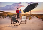 SANSIBAR Sonnenschirm und Liegestühle am Sandstrand bei Sonnenuntergang.