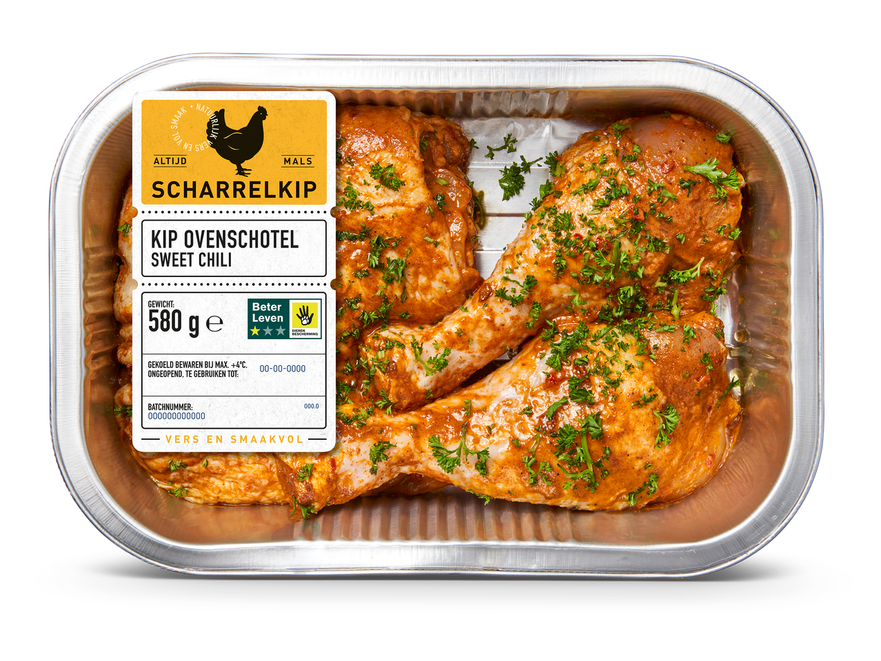 Ovenschotel met gemarineerde kippenpoten en peterselie in een aluminium bakje, met een geel etiket.