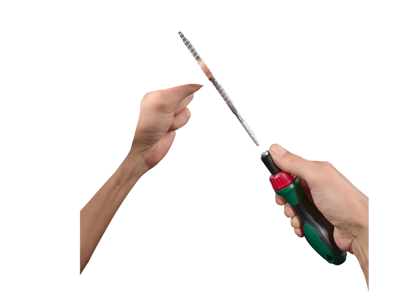 Mãos montando uma ponta de chave de fenda no cabo de uma chave de fenda PARKSIDE.