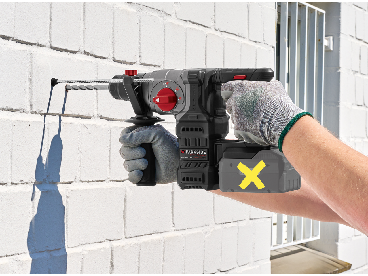 PARKSIDE PERFORMANCE Aku kombinirana bušilica buši rupu u zidu od opeke.