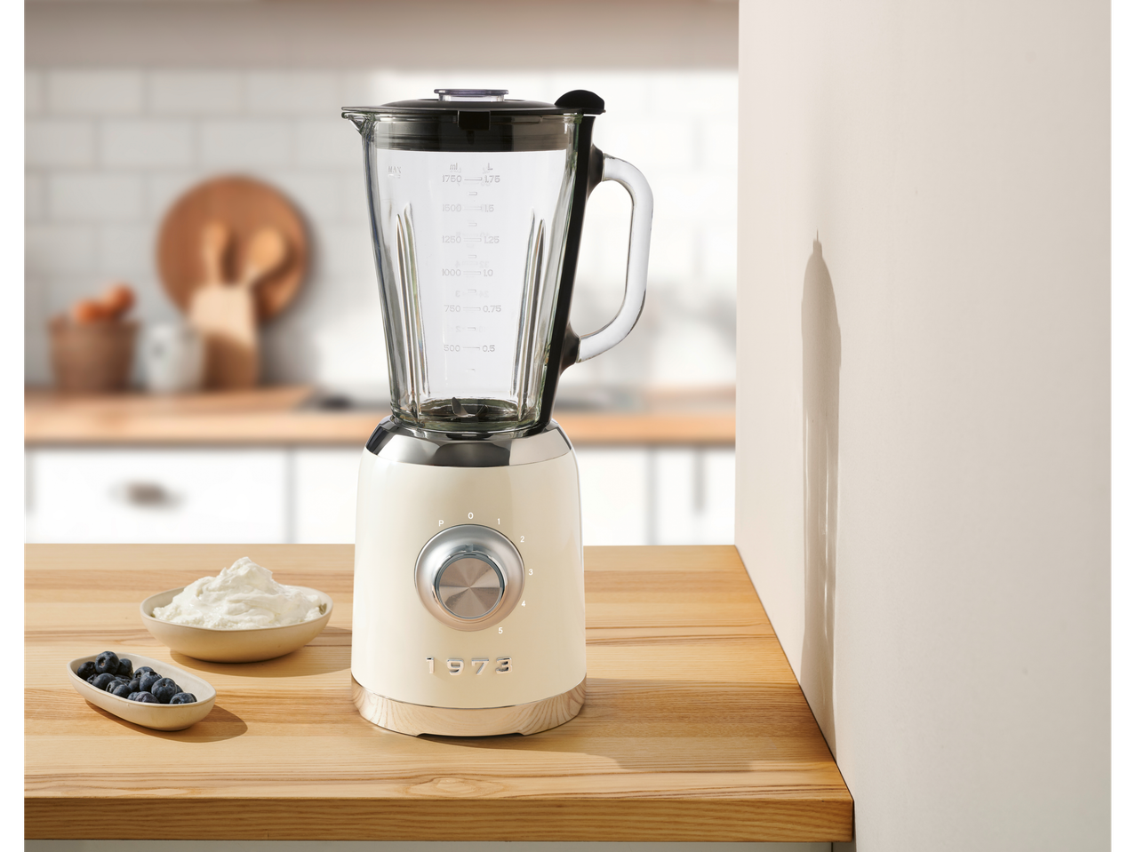 Blender de 600W SILVERCREST® pe un blat de lemn cu fructe de pădure și cremă.