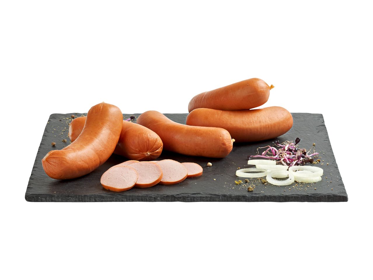 Frische Bratwürste auf einem Schieferbrett mit Zwiebeln und Sprossen.