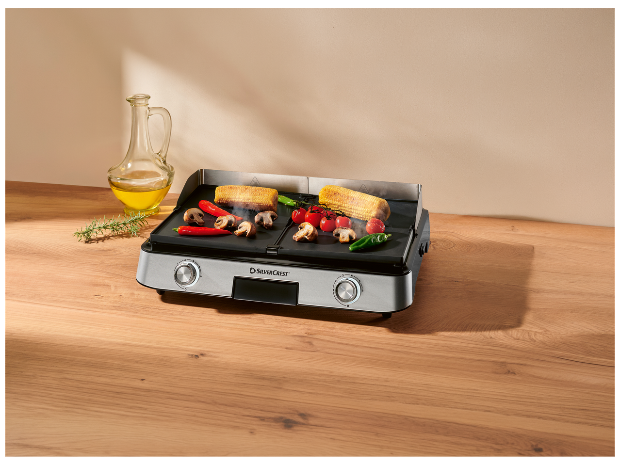 Grill électrique avec maïs, champignons, poivrons et tomates cerises, huile d'olive et romarin.