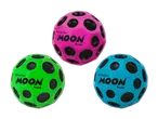 Drei Waboba Moon Bälle in Pink, Grün und Blau mit schwarzen Punkten.