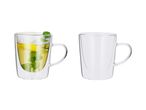 Due tazze da tè in vetro a doppio strato, una con tè al limone e menta.