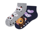 Zwei Paar Kindersocken: ein graues Paar mit Katzenmotiv und ein blaues Paar mit Blumen und einem Mädchengesicht.