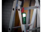 Parkside® Mini-Akku-Handleuchte okačena na merdevinama, osvetljava tamnu pozadinu.