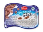 Yoghurt dessert med vanilje- og flødesmag og kakaokiks i en blå beholder.
