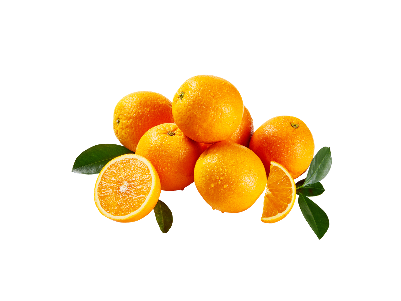 Värsked apelsinid roheliste lehtede ja veepiiskadega valgel taustal.