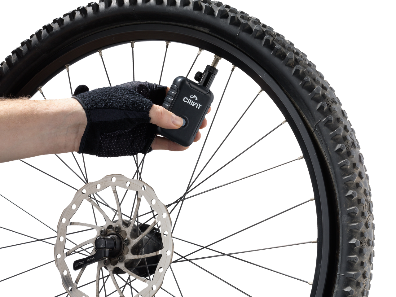 Bomba de bicicleta Crivit acoplada a uma roda de mountain bike.