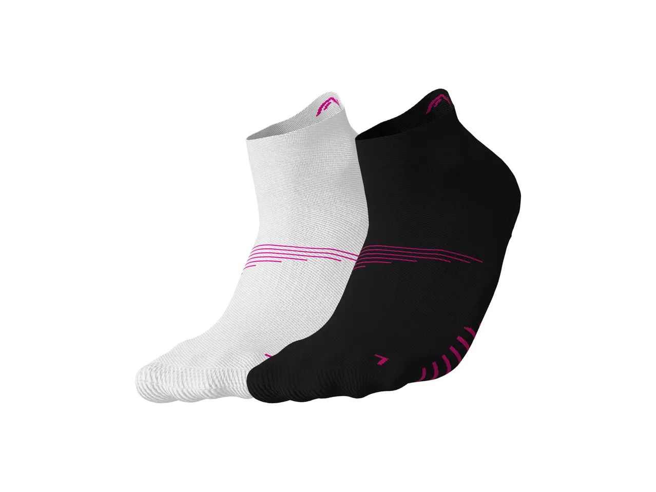 Un paio di calzini sportivi, uno bianco e uno nero, con dettagli fucsia.