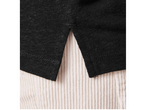 Blusa de tricô preta sobre calças de veludo cotelê bege.