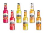 Seks flasker med farverige alkoholiske drikkevarer i smagsvarianterne hindbær & yuzu, jordbær, ananas, mango og appelsin.