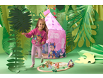 Menina sorridente em pijama de dinossauro e Patrulha Pata, a brincar junto a uma tenda de brincar rosa e uma pista de comboio de madeira.