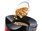 Popkorna graudi tiek bērti Silvercrest® popkorna mašīnā.