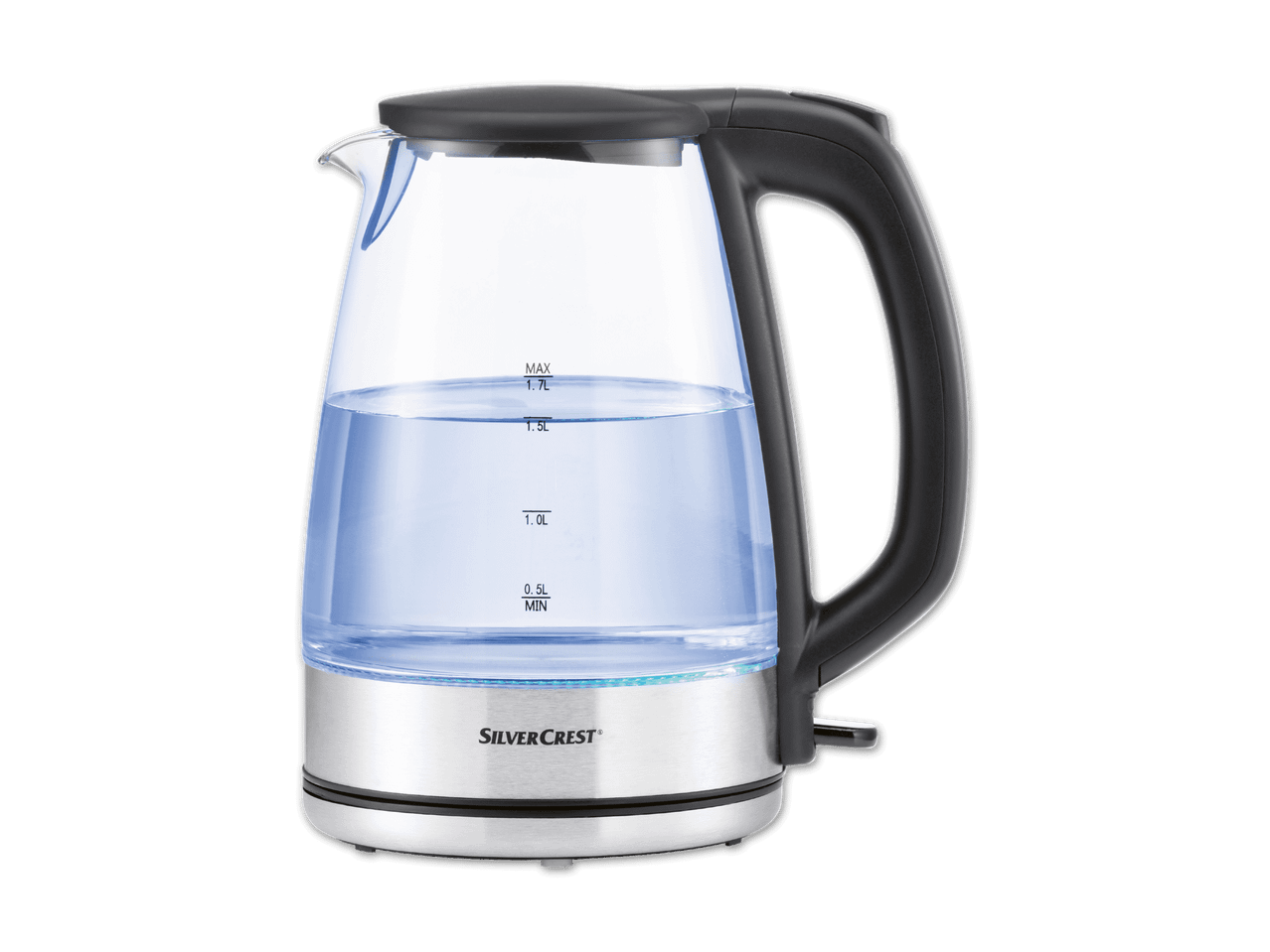 Ein SilverCrest Wasserkocher aus Glas mit Wasser gefüllt auf schwarzem Hintergrund.
