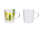 Canecas de chá de parede dupla; uma com chá e hortelã.